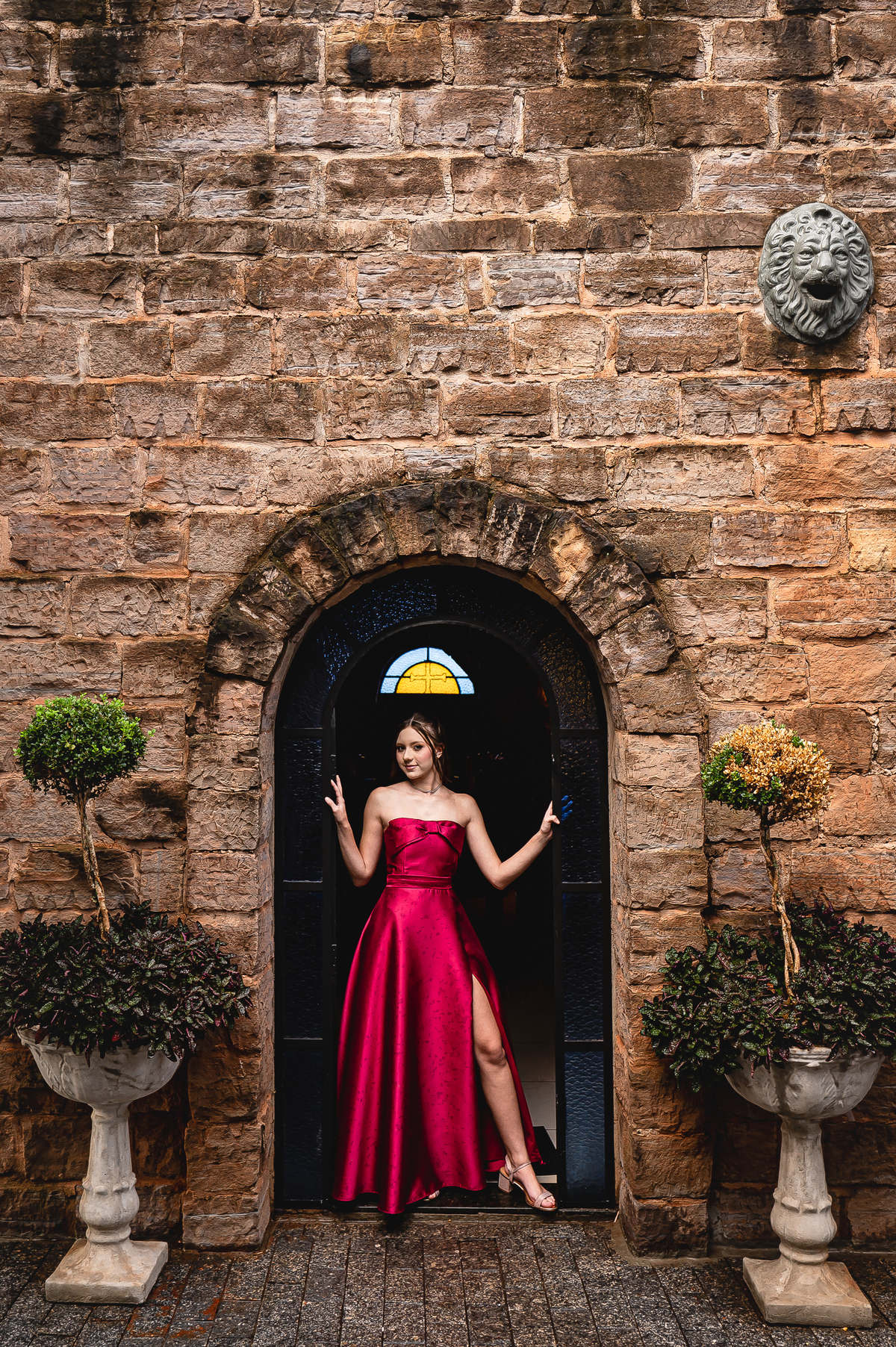 Ensaio de 15 anos de Isabella em cenário clássico da Vinícola Ladorni, unindo elegância, juventude e um toque de fantasia.