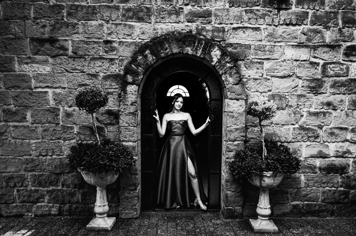 Ensaio de 15 anos de Isabella em cenário clássico da Vinícola Ladorni, unindo elegância, juventude e um toque de fantasia.