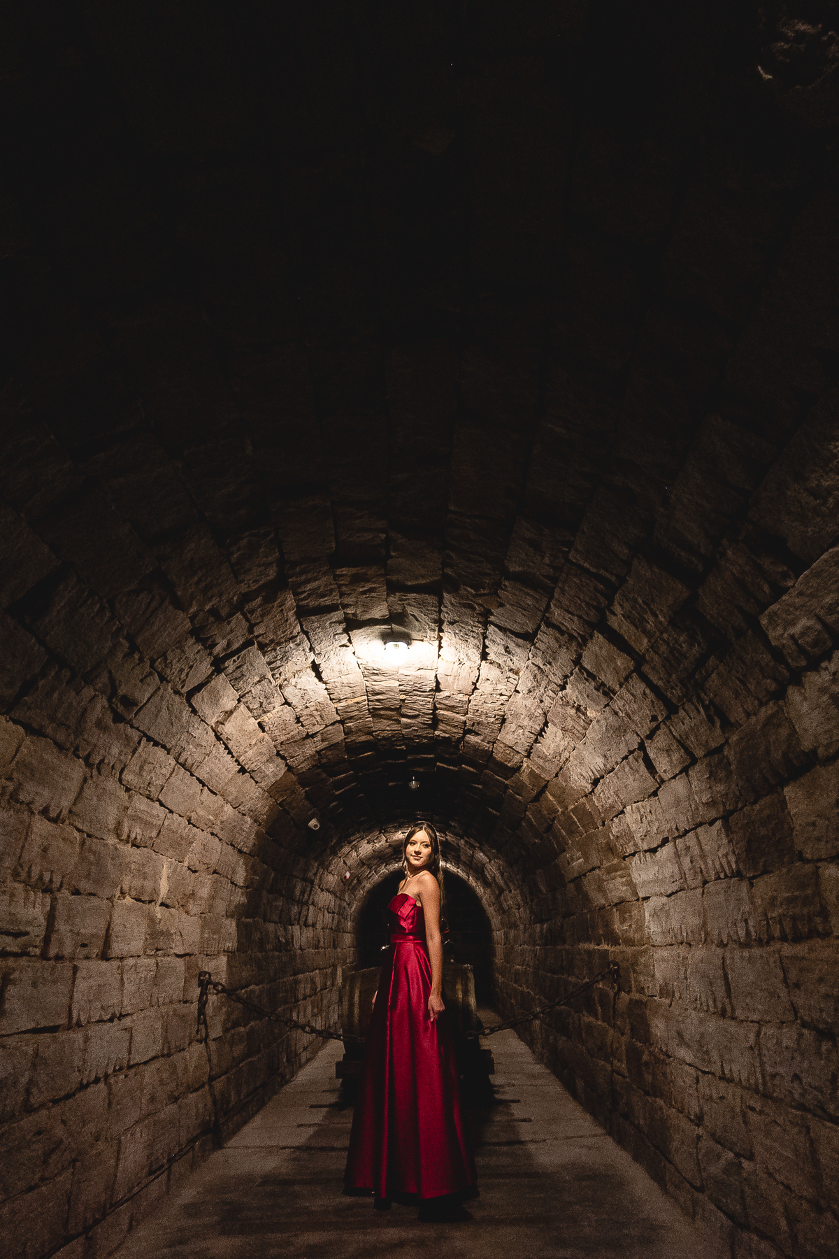 Ensaio de 15 anos de Isabella em cenário clássico da Vinícola Ladorni, unindo elegância, juventude e um toque de fantasia.