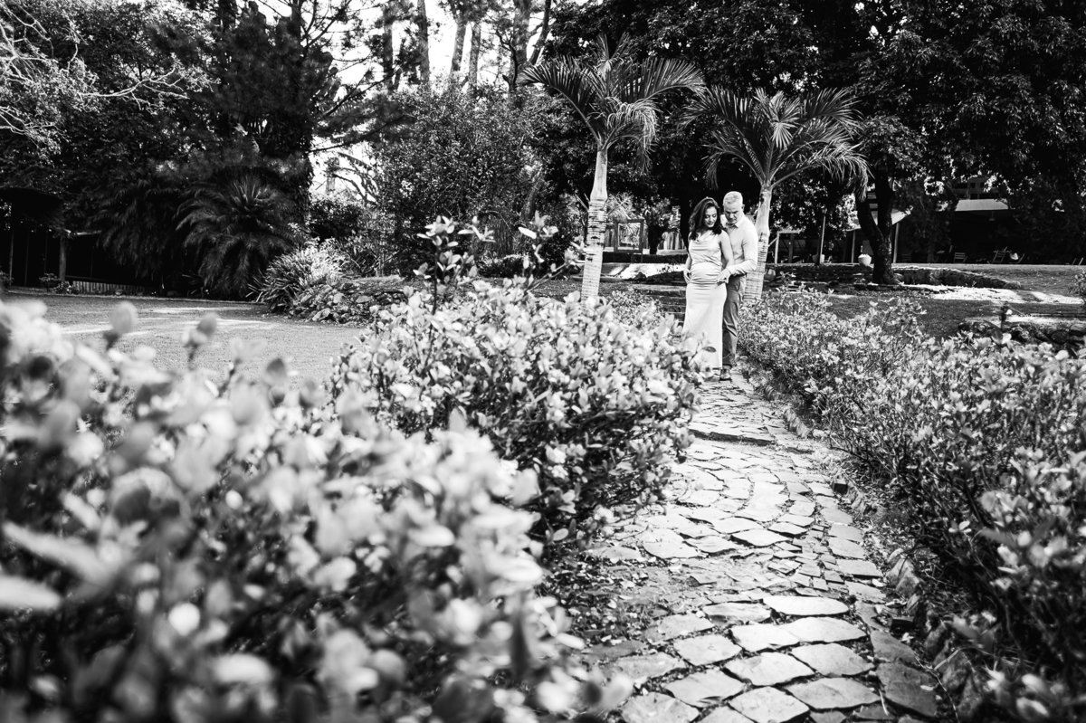 Ana e Rodrigo em ensaio romântico no Eden Garden, iluminados por um sol incrível que trouxe luz dourada e energia positiva ao cenário natural de Maringá.