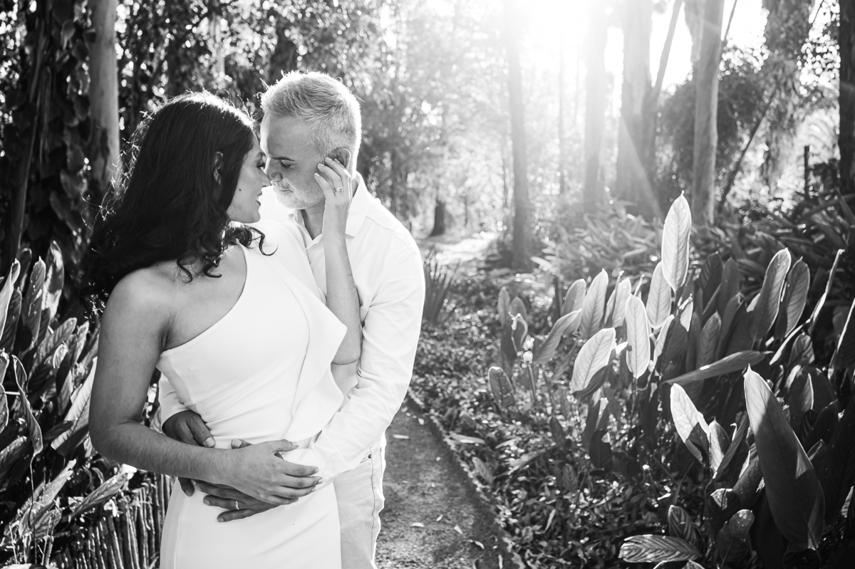 Momento de carinho entre Ana e Rodrigo no Eden Garden, capturado com luz natural intensa e clima de amor e sintonia.