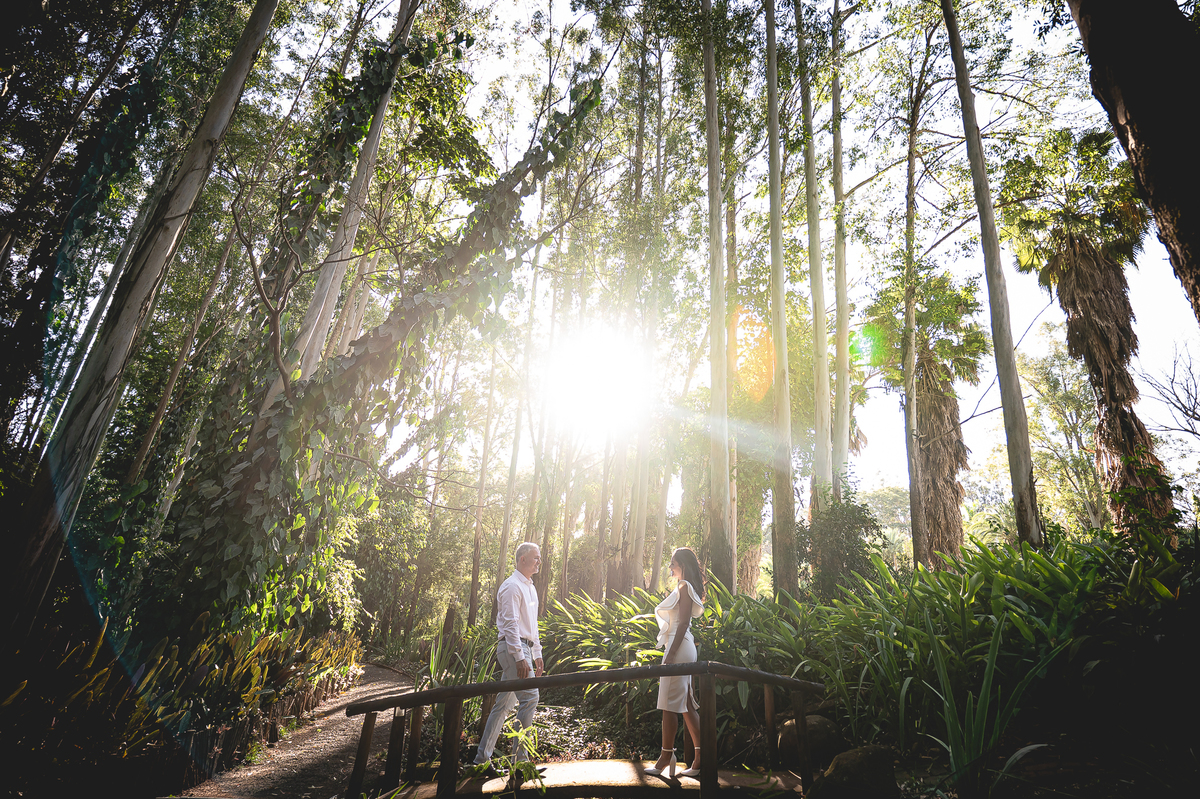  — Luz dourada do sol iluminando Ana e Rodrigo no Eden Garden, criando um clima elegante, natural e cheio de boas energias durante o ensaio fotográfico.
