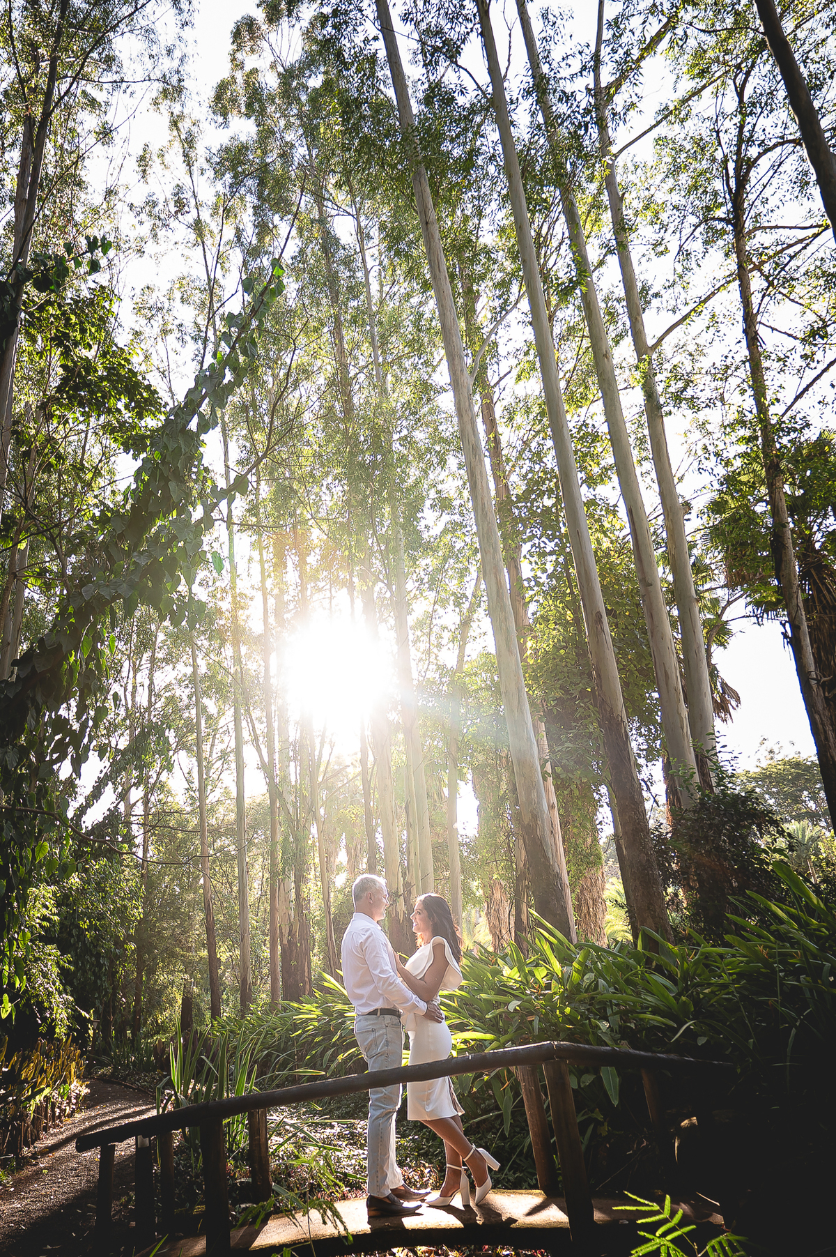  — Luz dourada do sol iluminando Ana e Rodrigo no Eden Garden, criando um clima elegante, natural e cheio de boas energias durante o ensaio fotográfico.