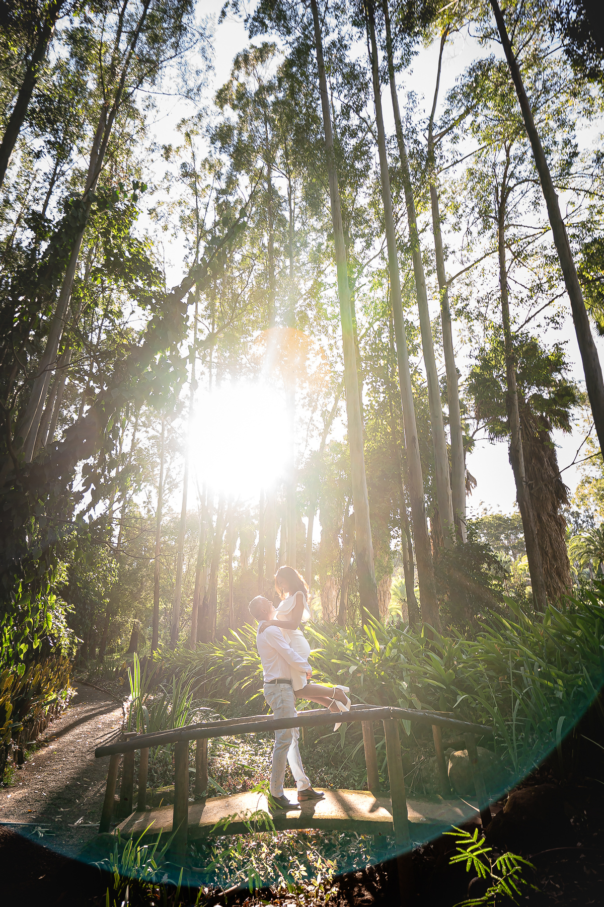  — Luz dourada do sol iluminando Ana e Rodrigo no Eden Garden, criando um clima elegante, natural e cheio de boas energias durante o ensaio fotográfico.