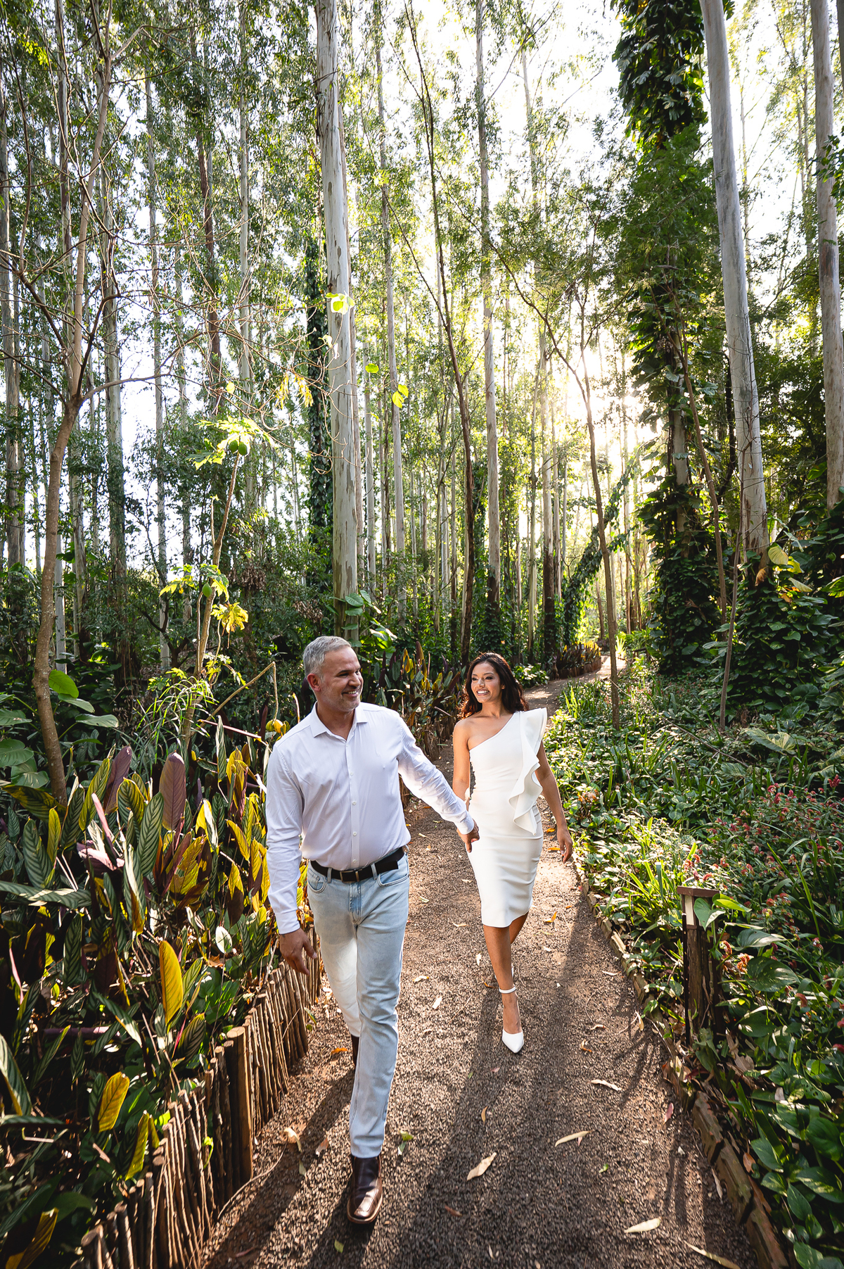 Ana e Rodrigo em ensaio romântico no Eden Garden, iluminados por um sol incrível que trouxe luz dourada e energia positiva ao cenário natural de Maringá.