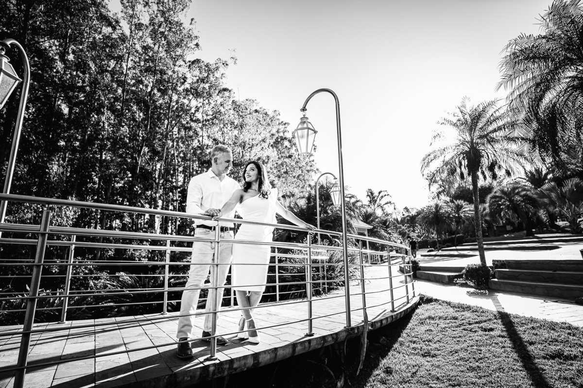 Ana e Rodrigo em ensaio romântico no Eden Garden, iluminados por um sol incrível que trouxe luz dourada e energia positiva ao cenário natural de Maringá.
