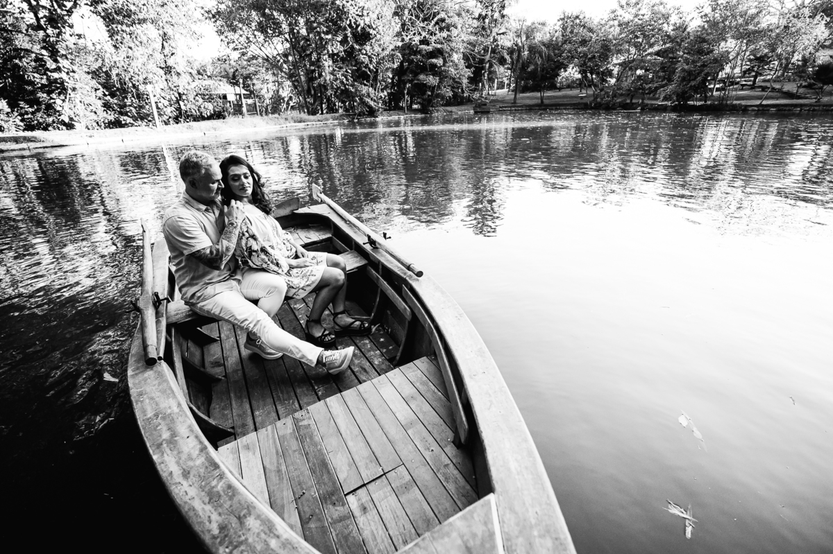 Ana e Rodrigo em ensaio romântico no Eden Garden, iluminados por um sol incrível que trouxe luz dourada e energia positiva ao cenário natural de Maringá.