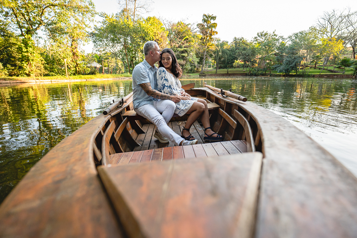 Ana e Rodrigo em ensaio romântico no Eden Garden, iluminados por um sol incrível que trouxe luz dourada e energia positiva ao cenário natural de Maringá.