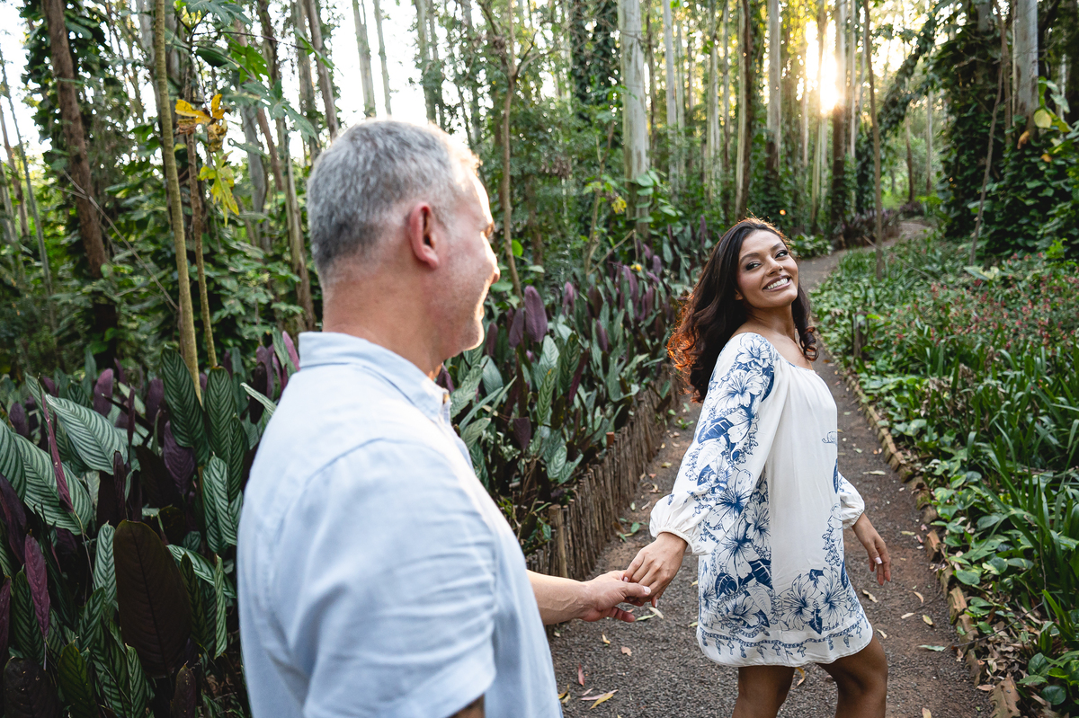 Ana e Rodrigo em ensaio romântico no Eden Garden, iluminados por um sol incrível que trouxe luz dourada e energia positiva ao cenário natural de Maringá.