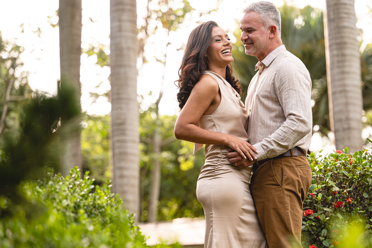 Ana e Rodrigo em ensaio romântico no Eden Garden, iluminados por um sol incrível que trouxe luz dourada e energia positiva ao cenário natural de Maringá.