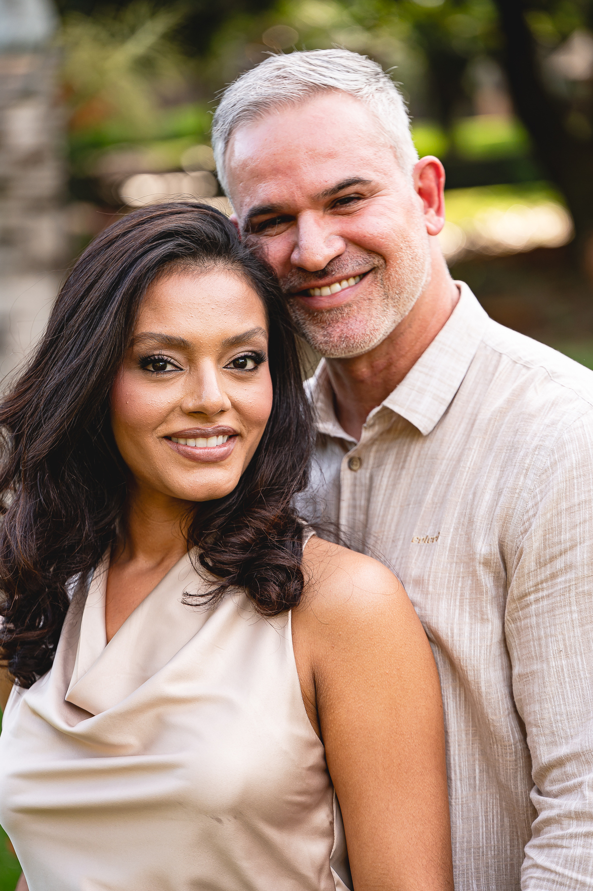 Retrato romântico de Ana e Rodrigo no Eden Garden, com luz suave e atmosfera cheia de amor, elegância e energia positiva.