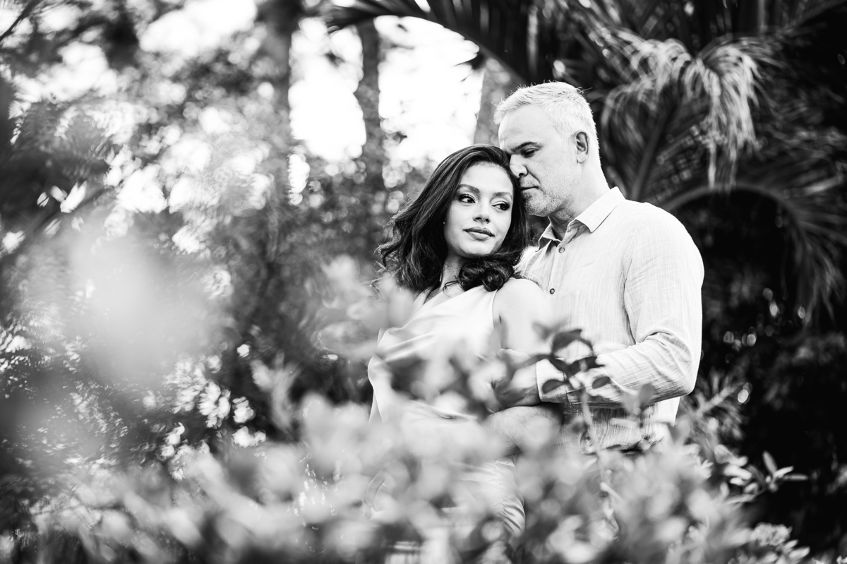 Momento de carinho entre Ana e Rodrigo no Eden Garden, capturado com luz natural intensa e clima de amor e sintonia.