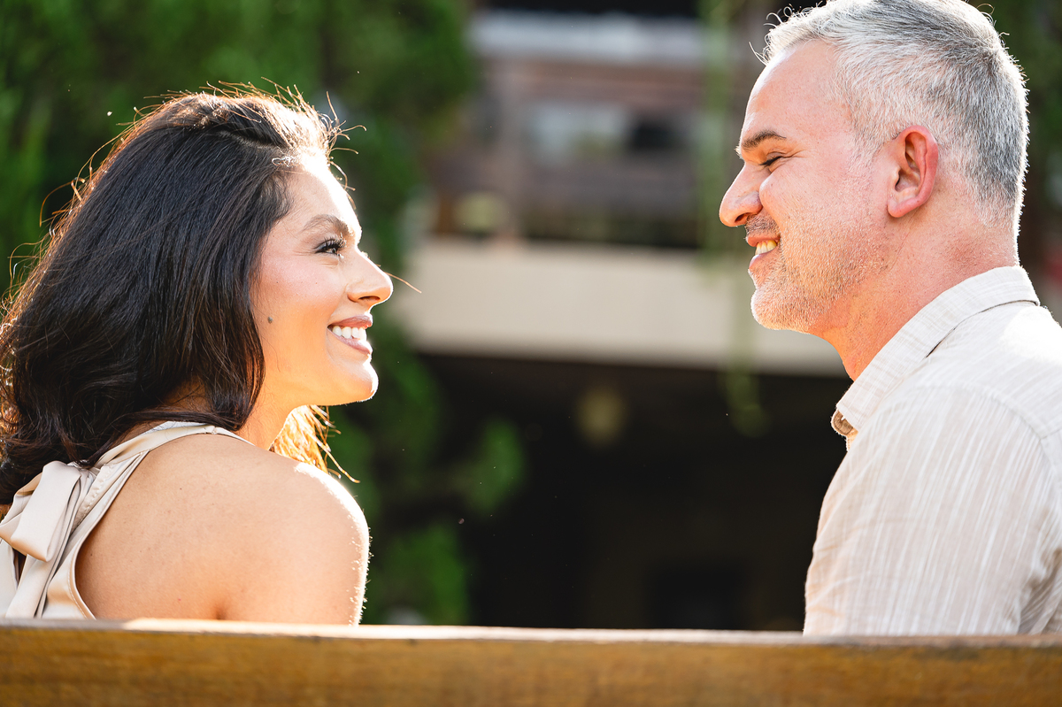 Ana e Rodrigo em ensaio romântico no Eden Garden, iluminados por um sol incrível que trouxe luz dourada e energia positiva ao cenário natural de Maringá.