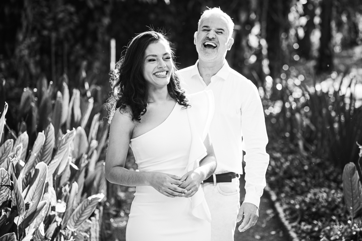 Ana e Rodrigo em ensaio romântico no Eden Garden, iluminados por um sol incrível que trouxe luz dourada e energia positiva ao cenário natural de Maringá.