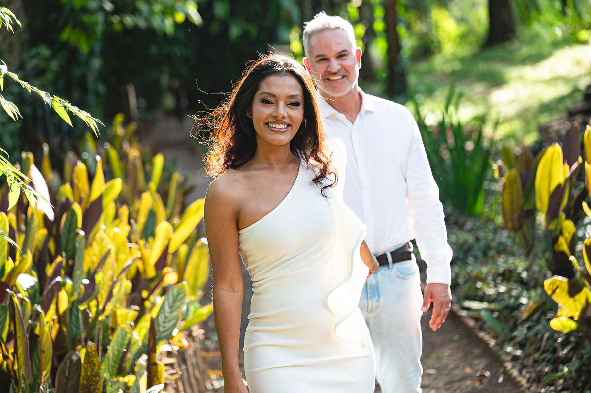 Ana e Rodrigo em ensaio romântico no Eden Garden, iluminados por um sol incrível que trouxe luz dourada e energia positiva ao cenário natural de Maringá.