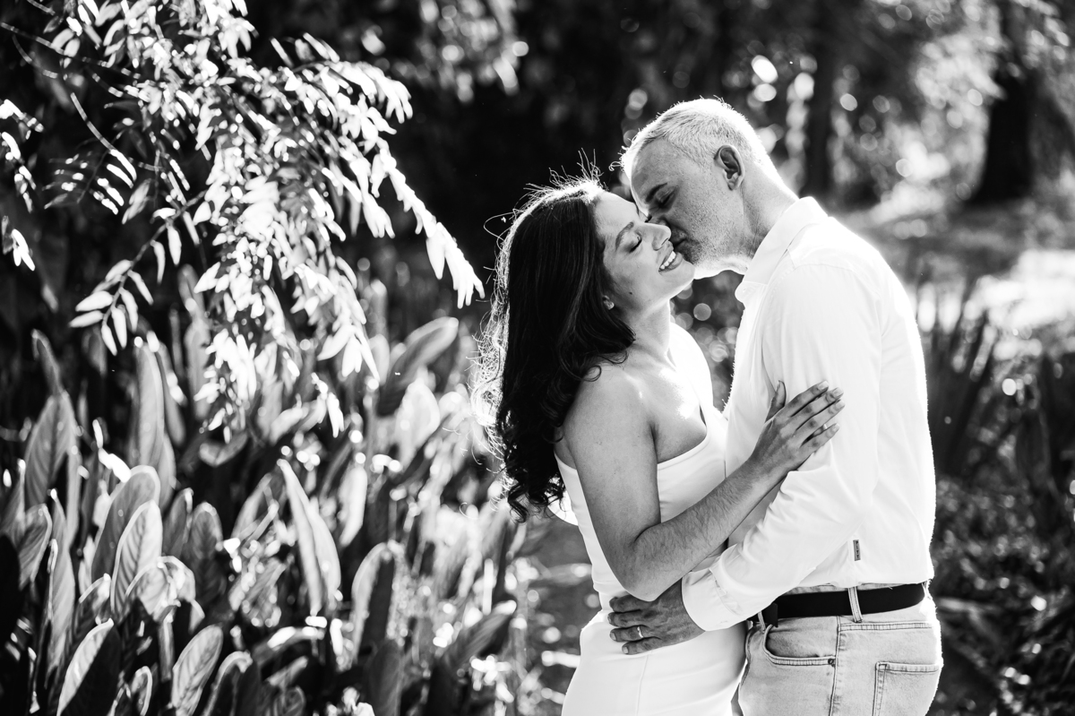Ana e Rodrigo em ensaio romântico no Eden Garden, iluminados por um sol incrível que trouxe luz dourada e energia positiva ao cenário natural de Maringá.