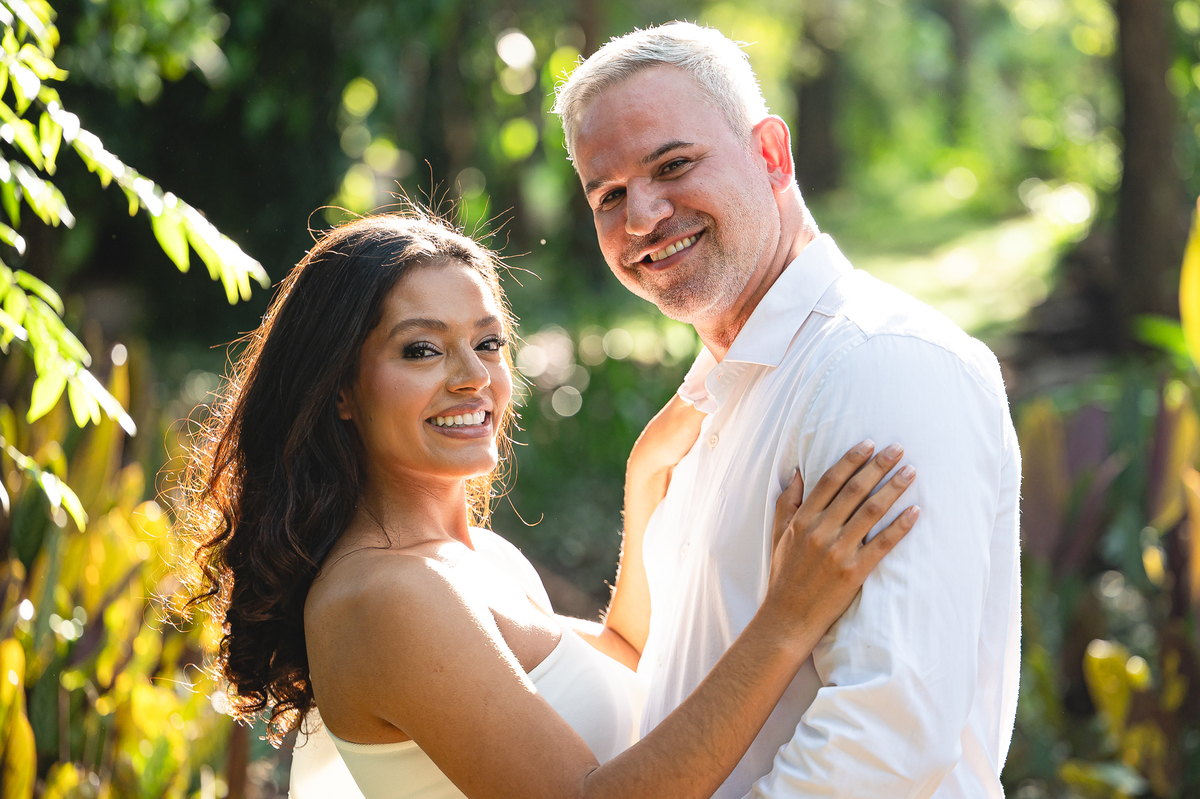 Retrato romântico de Ana e Rodrigo no Eden Garden, com luz suave e atmosfera cheia de amor, elegância e energia positiva.