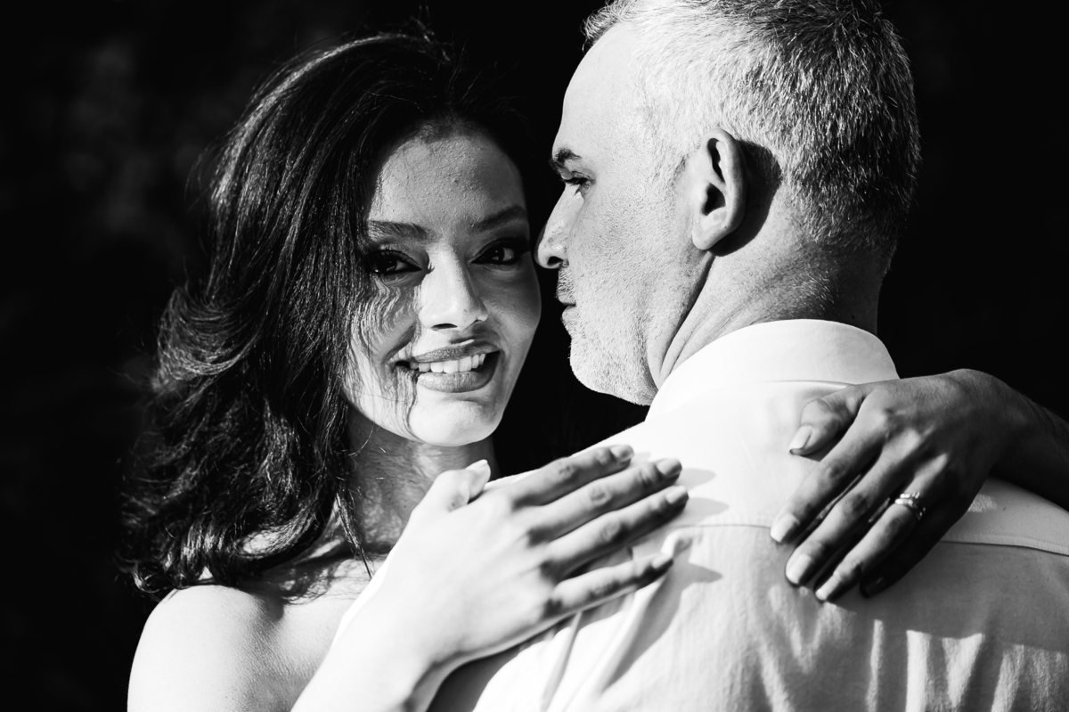 Retrato romântico de Ana e Rodrigo no Eden Garden, com luz suave e atmosfera cheia de amor, elegância e energia positiva.