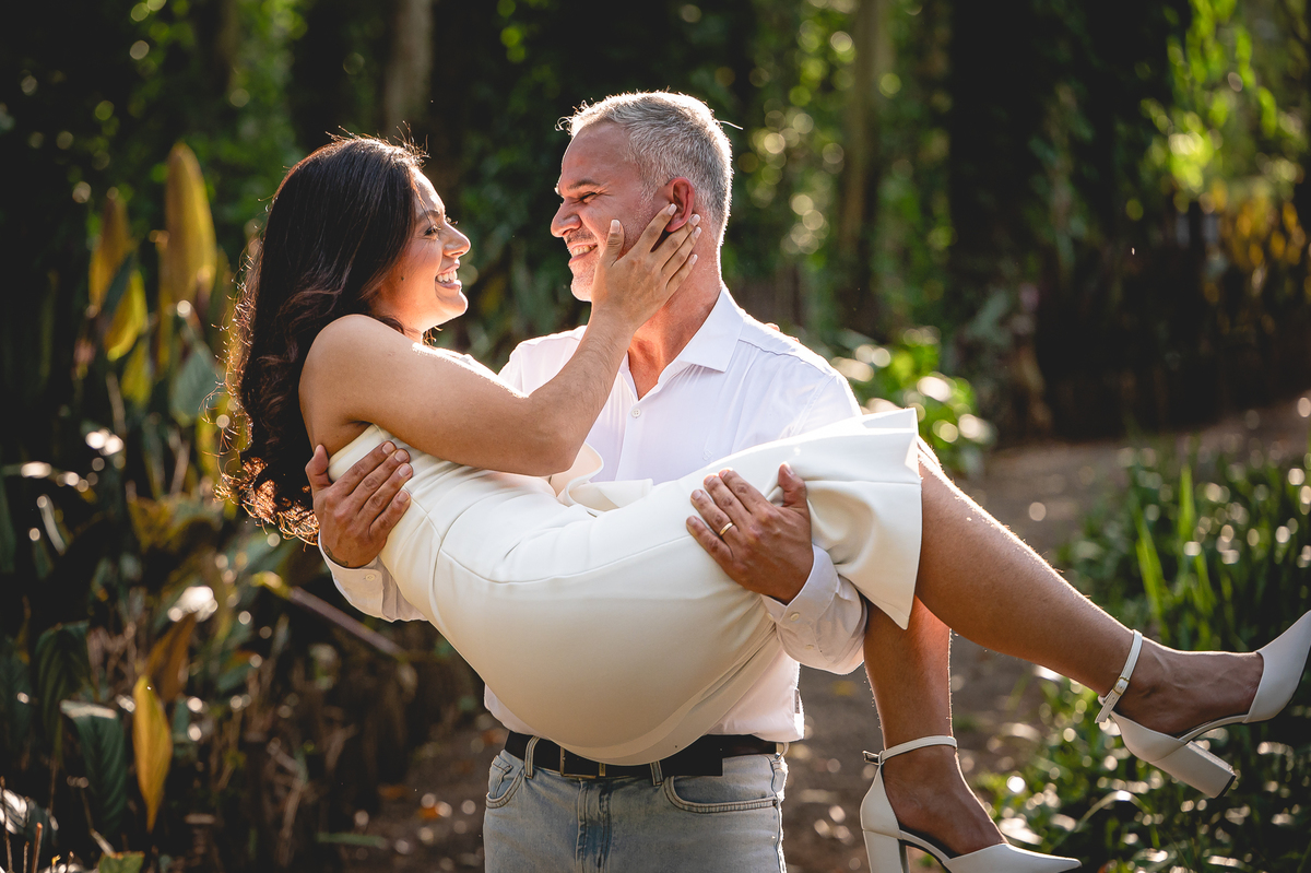 Ana e Rodrigo em ensaio romântico no Eden Garden, iluminados por um sol incrível que trouxe luz dourada e energia positiva ao cenário natural de Maringá.