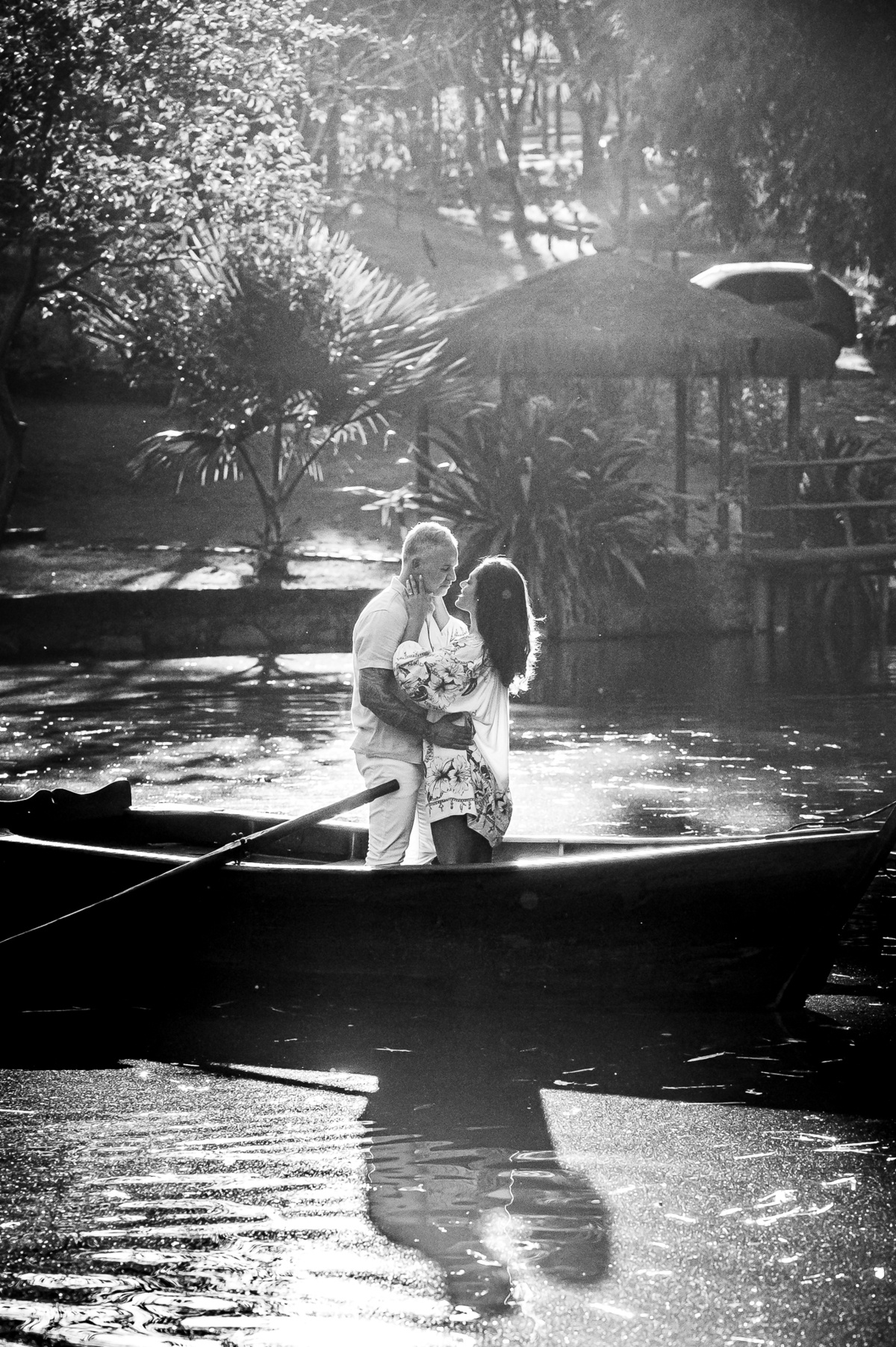 Ana e Rodrigo em ensaio romântico no Eden Garden, iluminados por um sol incrível que trouxe luz dourada e energia positiva ao cenário natural de Maringá.