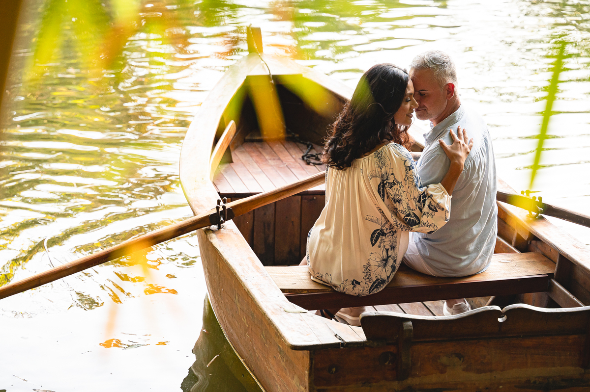 Momento de carinho entre Ana e Rodrigo no Eden Garden, capturado com luz natural intensa e clima de amor e sintonia.
