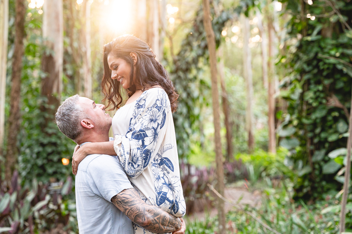 Retrato romântico de Ana e Rodrigo no Eden Garden, com luz suave e atmosfera cheia de amor, elegância e energia positiva.
