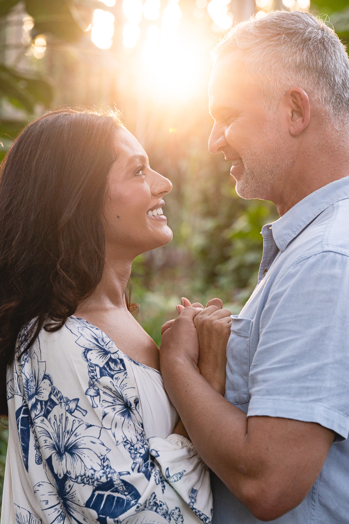 Momento de carinho entre Ana e Rodrigo no Eden Garden, capturado com luz natural intensa e clima de amor e sintonia.