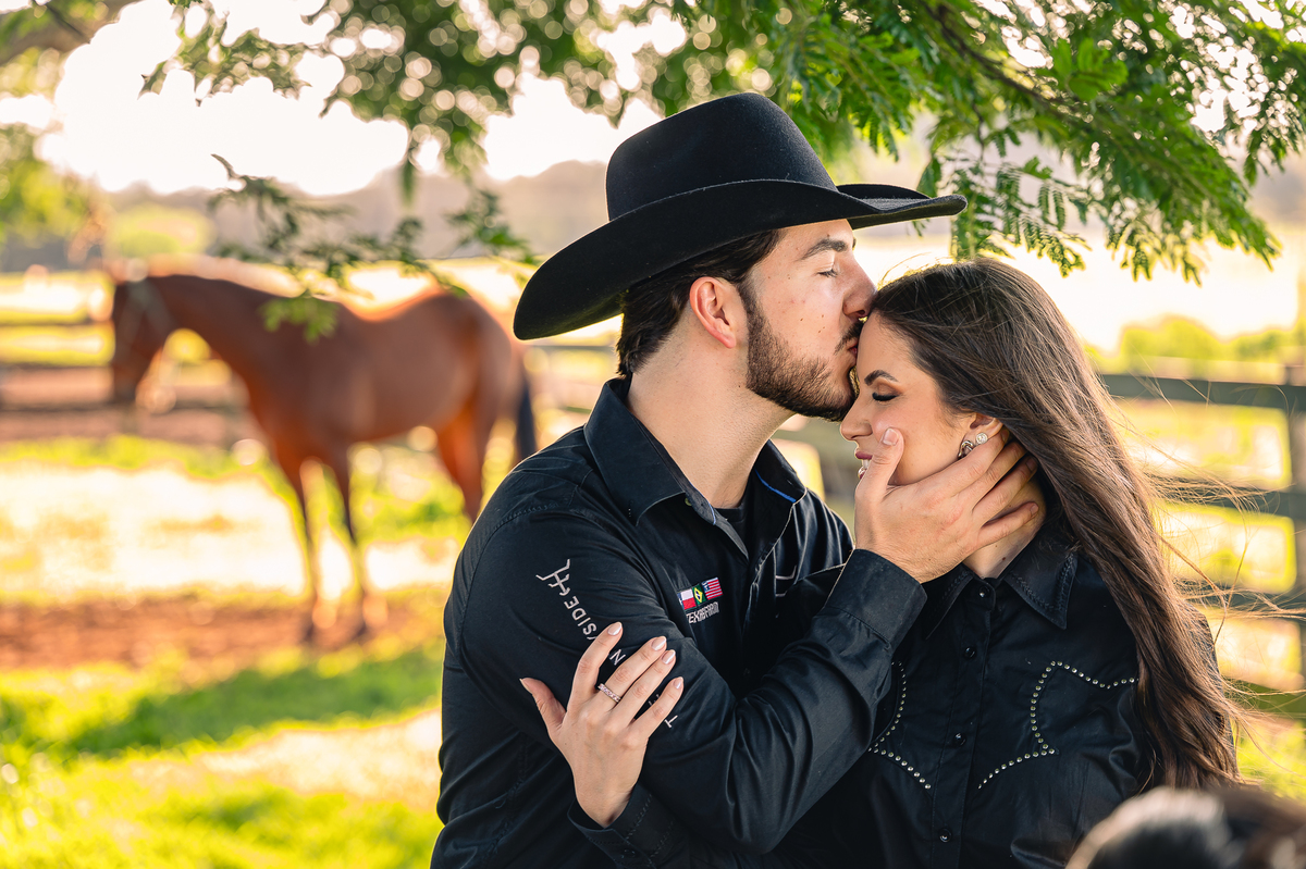 Ensaio pré-casamento country com cavalos e cenário natural