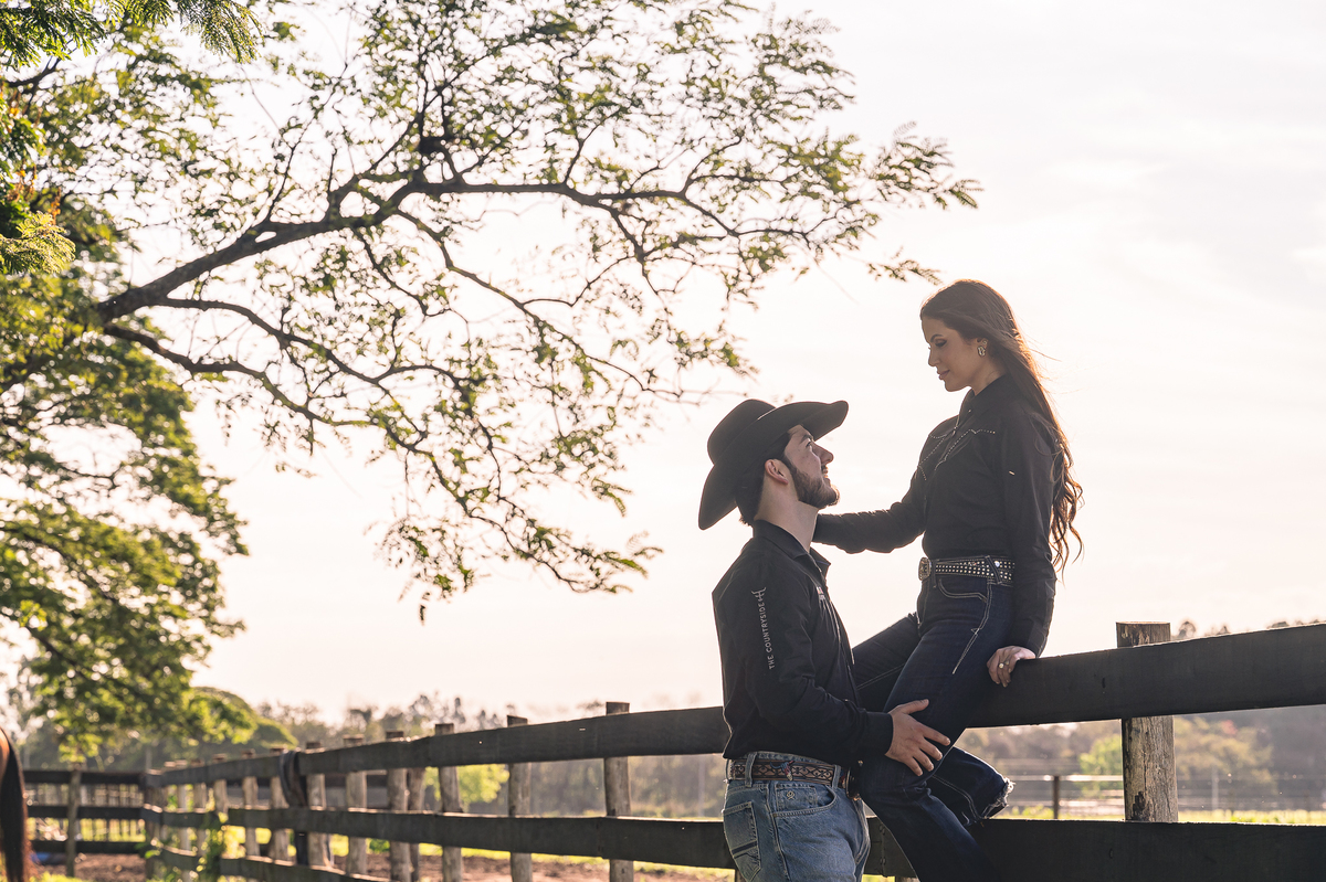 Ensaio pré-wedding com temática country e muito romantismo