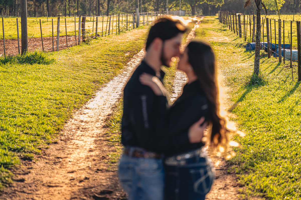 Ensaio pré-wedding com temática country e muito romantismo