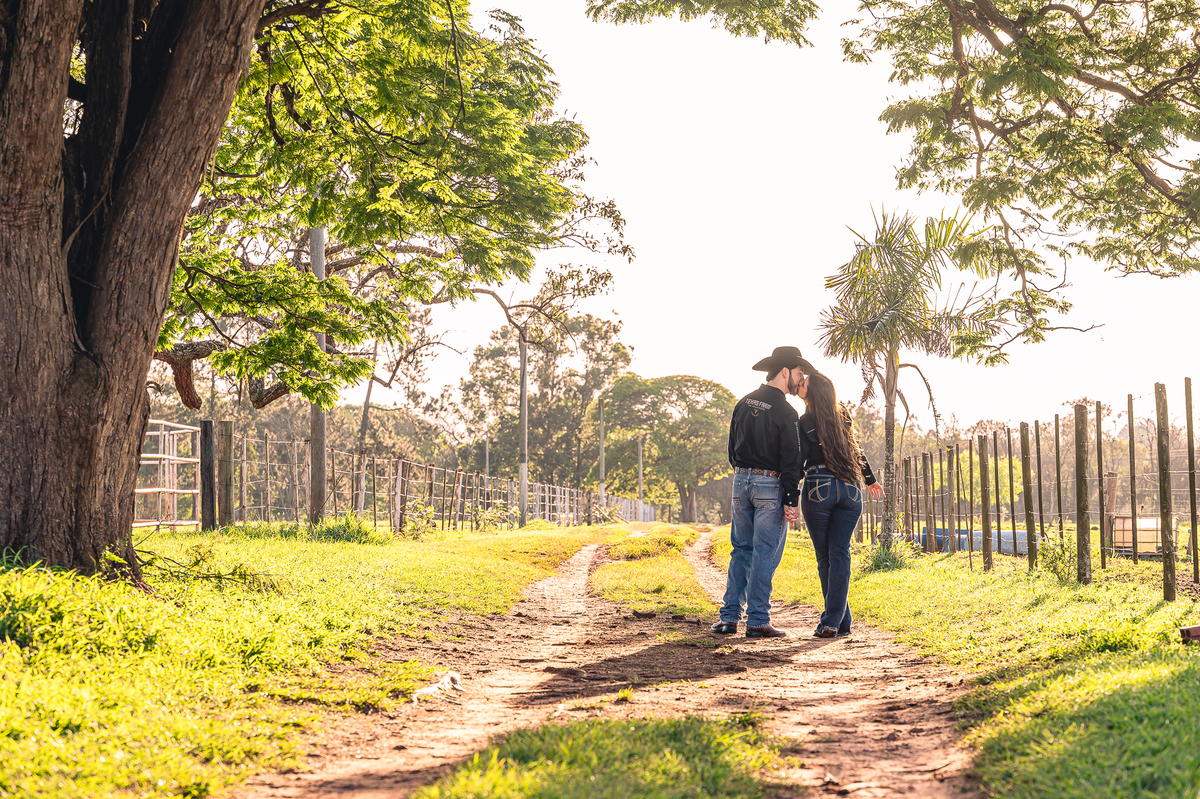 Ensaio pré-wedding com temática country e muito romantismo