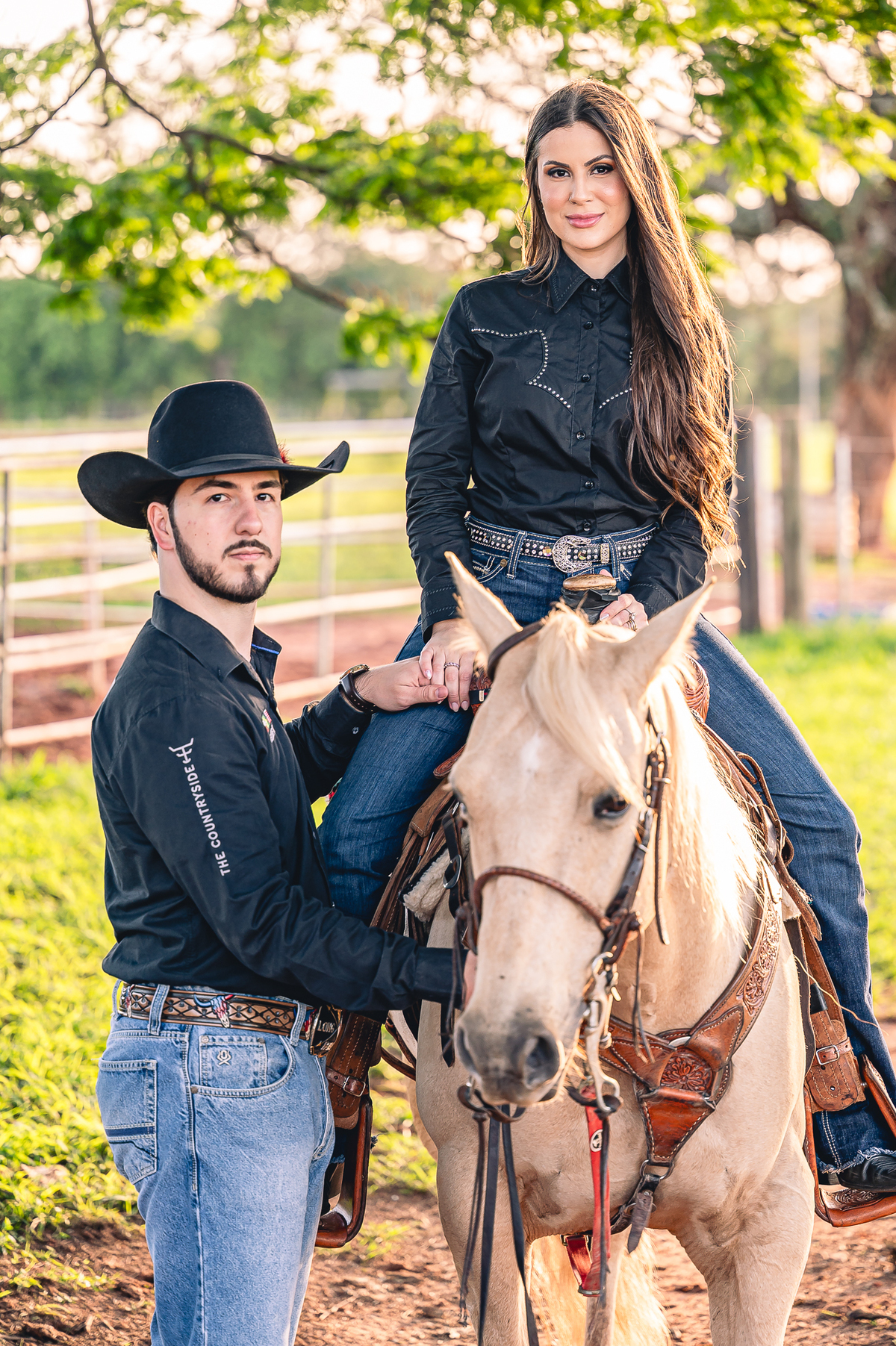 Ensaio pré-casamento country com cavalos e cenário natural