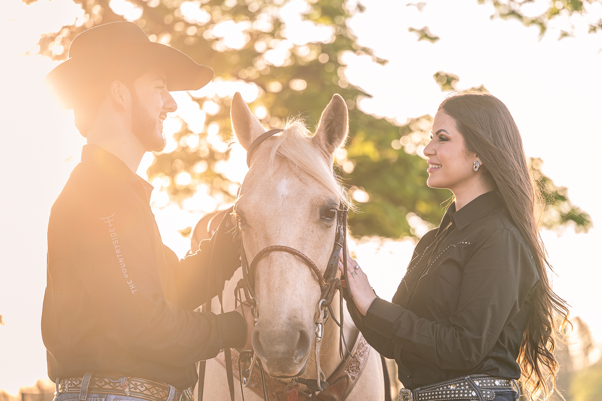 Ensaio pré-casamento country com cavalos e cenário natural