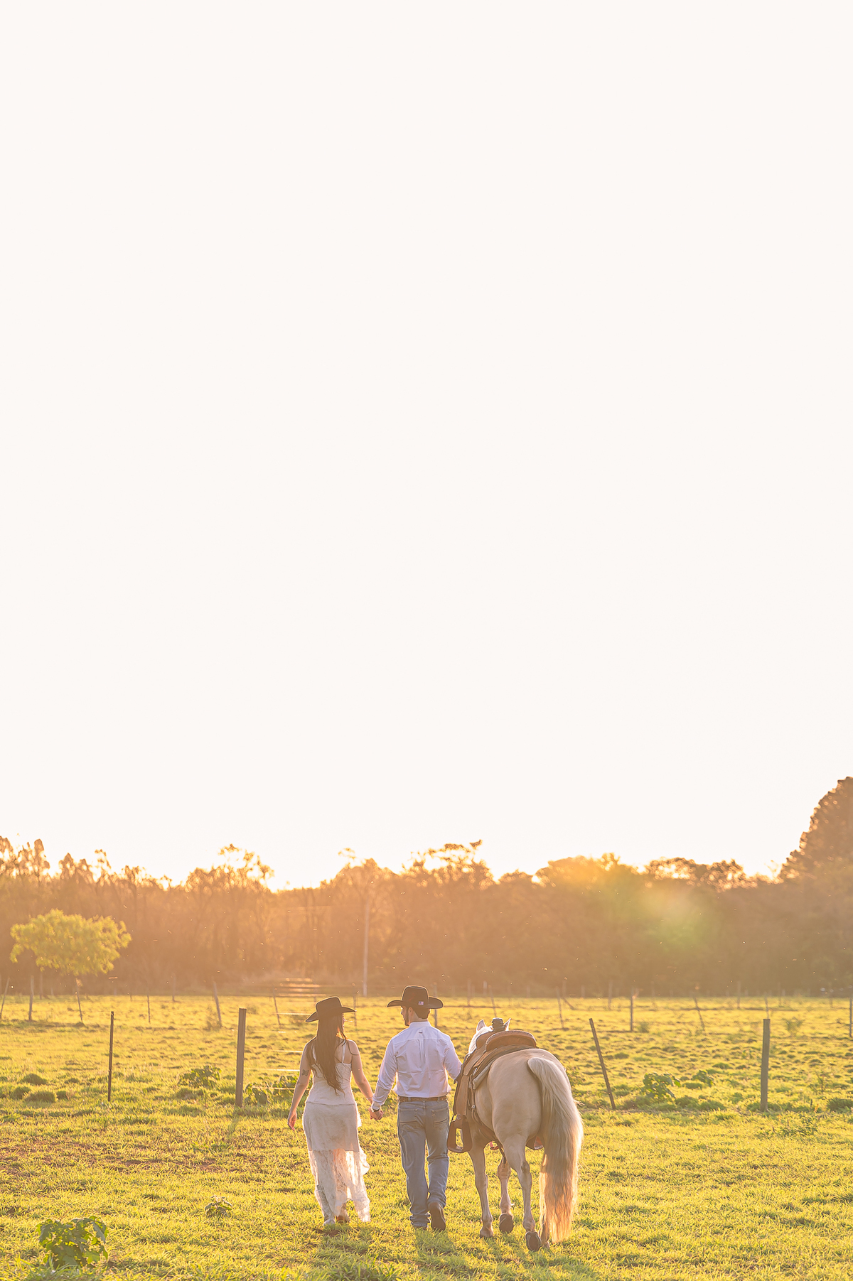 Ensaio pré-wedding country de Gabriela e Rafael em haras ao pôr do sol