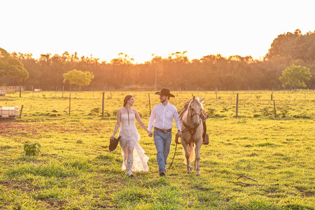 Ensaio pré-wedding country de Gabriela e Rafael em haras ao pôr do sol
