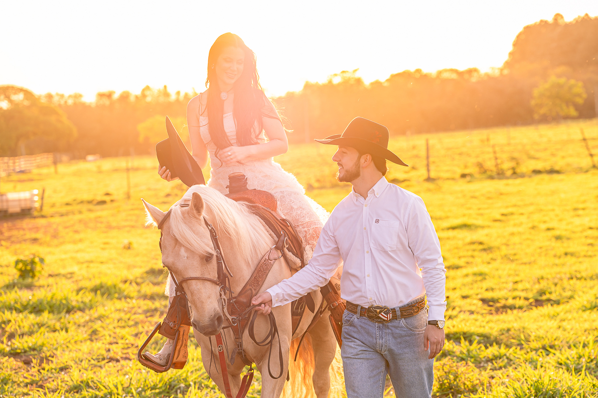 Ensaio pré-wedding country de Gabriela e Rafael em haras ao pôr do sol