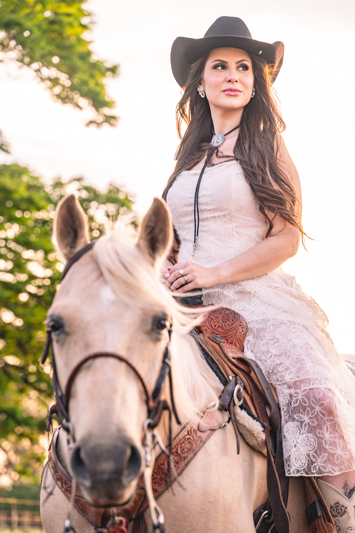 Ensaio pré-casamento country com cavalos e cenário natural