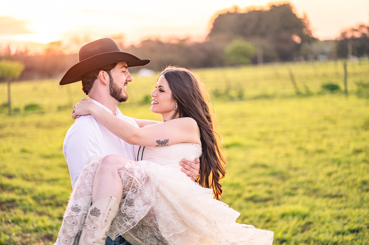 Ensaio pré-wedding com temática country e muito romantismo