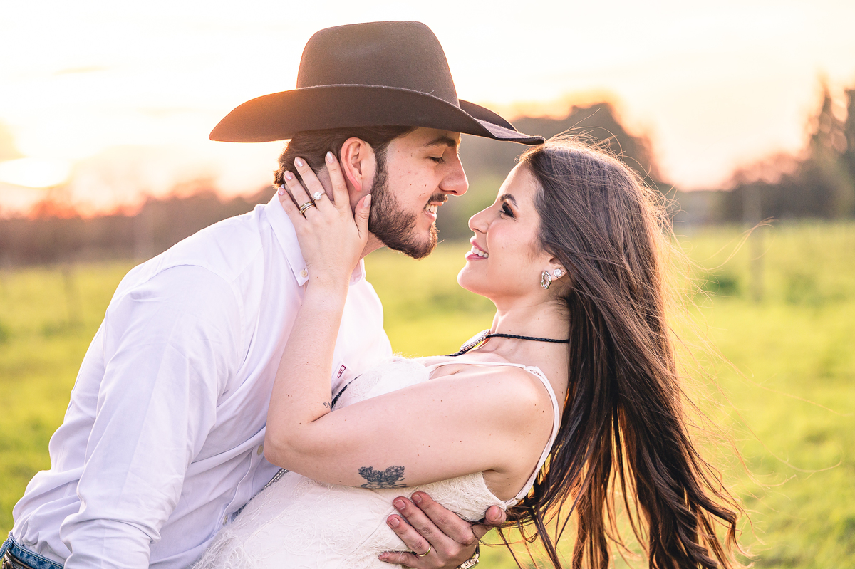 Ensaio pré-wedding country de Gabriela e Rafael em haras ao pôr do sol