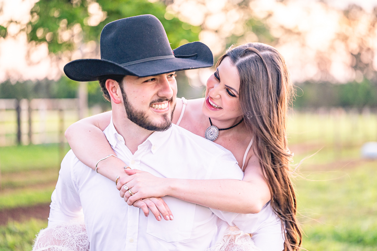 Ensaio pré-wedding com temática country e muito romantismo