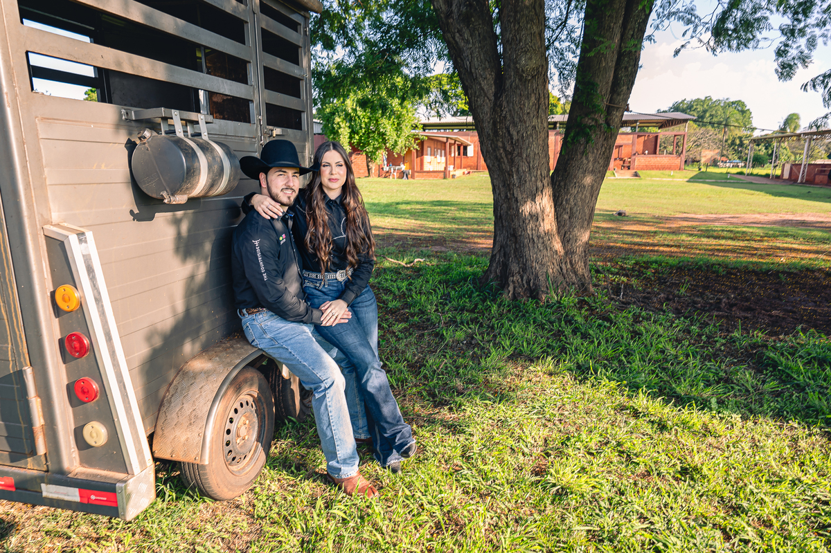 Ensaio pré-wedding com temática country e muito romantismo