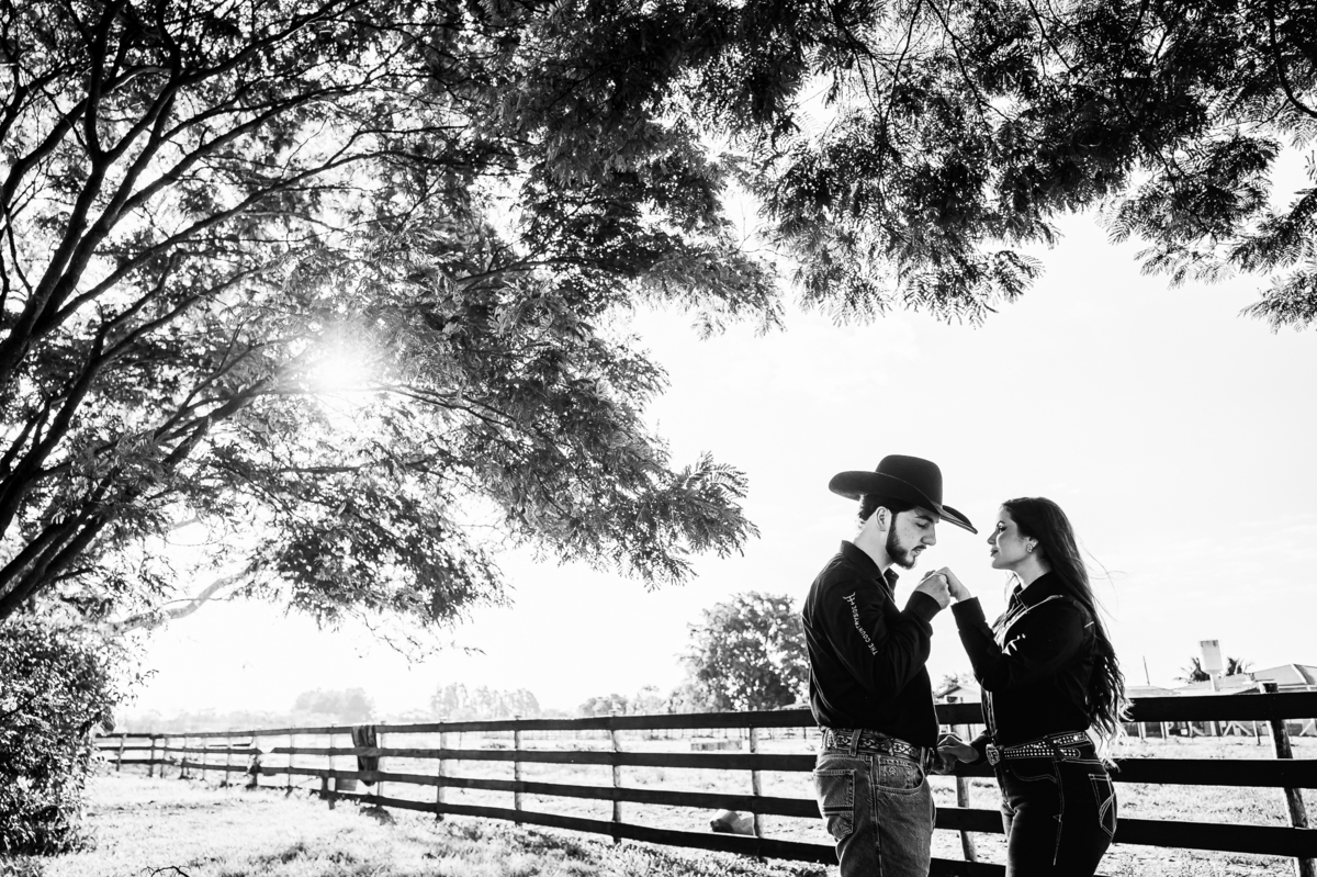 Ensaio pré-wedding com temática country e muito romantismo