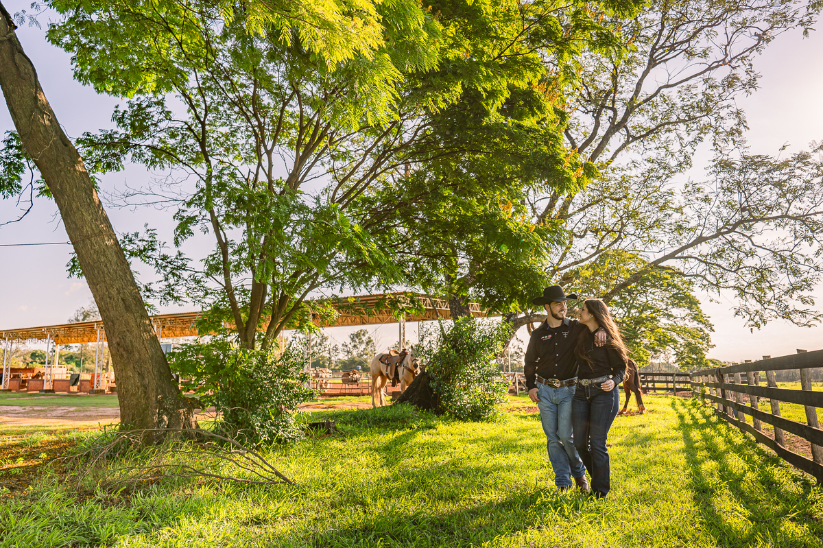 Ensaio pré-wedding com temática country e muito romantismo