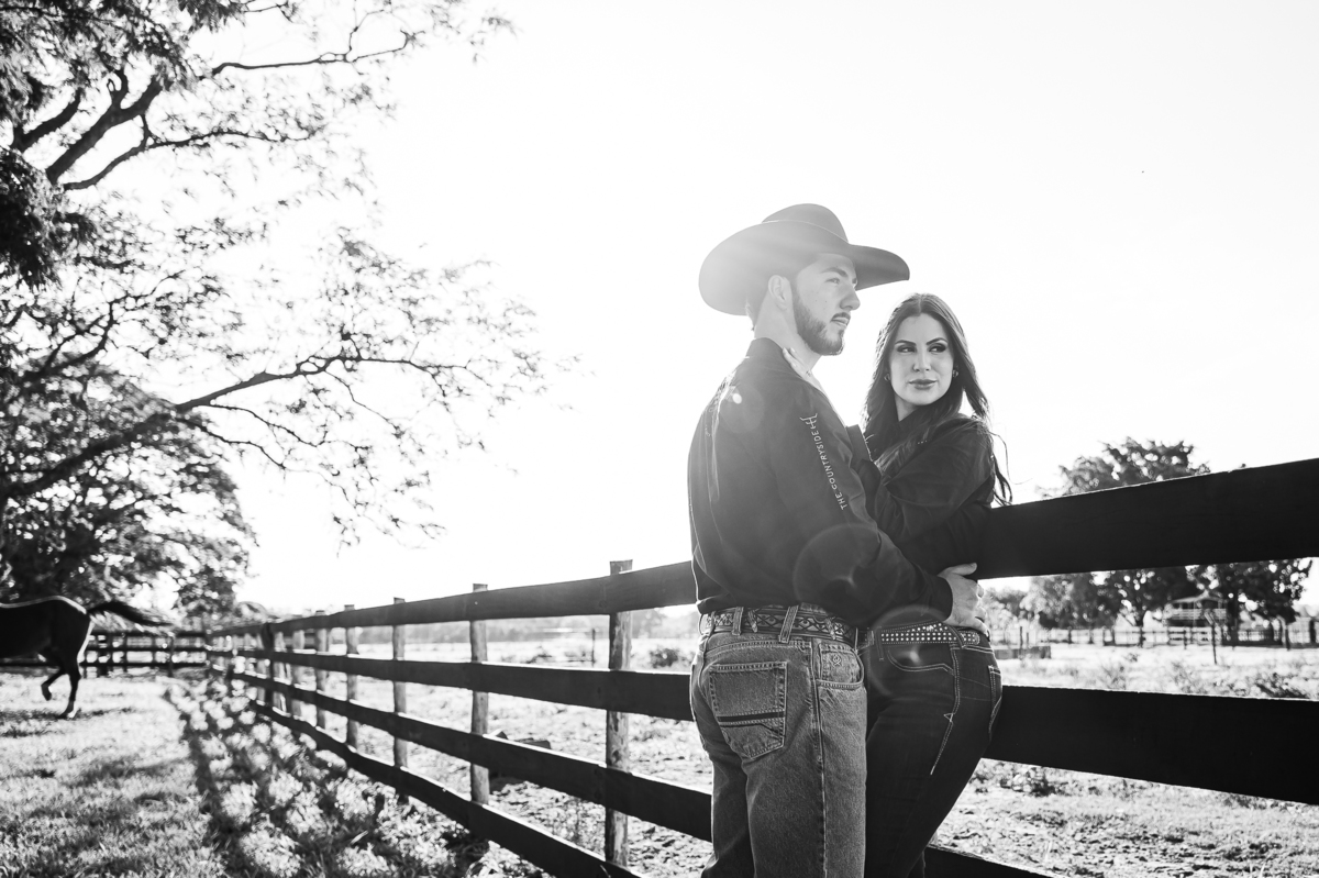 Ensaio pré-wedding com temática country e muito romantismo