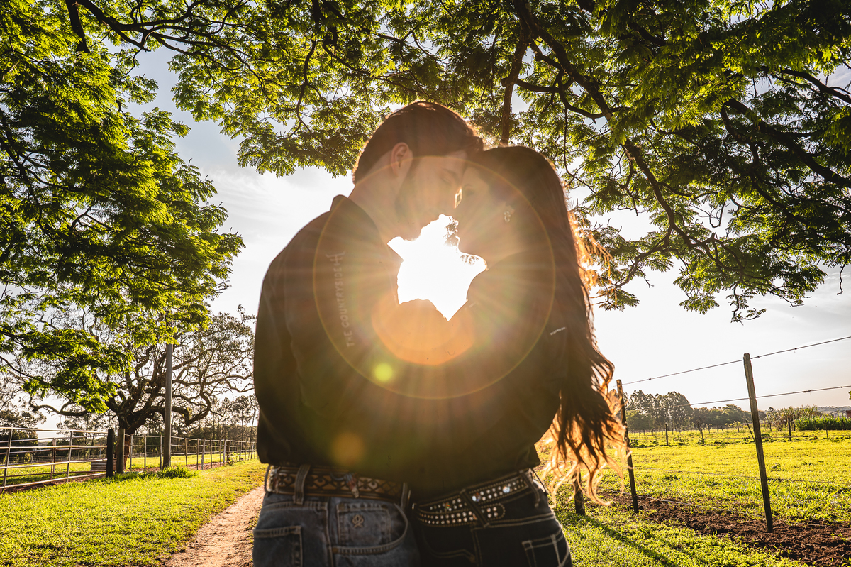 Ensaio pré-wedding com temática country e muito romantismo
