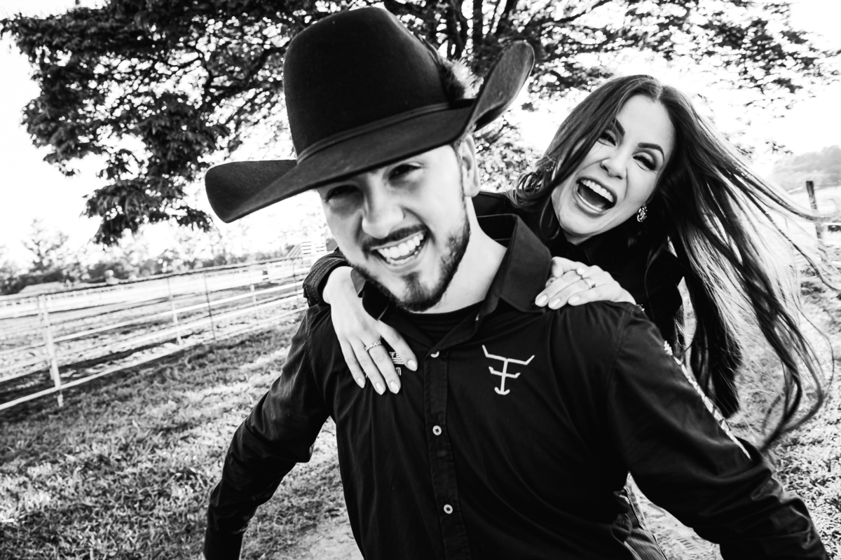 Ensaio pré-wedding com temática country e muito romantismo