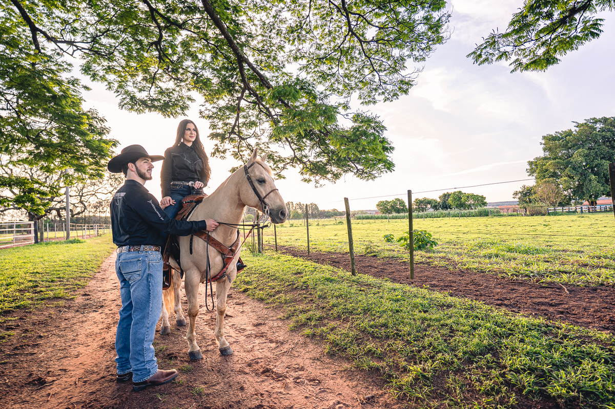 Ensaio pré-casamento country com cavalos e cenário natural