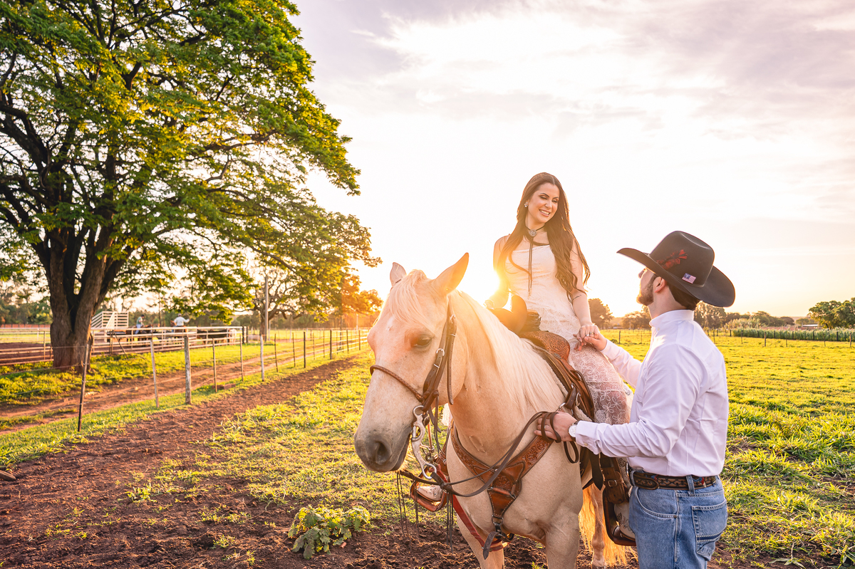 Ensaio pré-wedding country de Gabriela e Rafael em haras ao pôr do sol