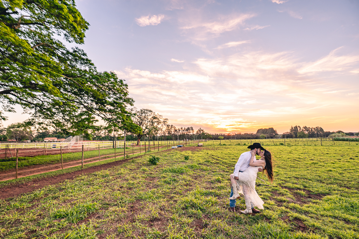 Ensaio pré-wedding country de Gabriela e Rafael em haras ao pôr do sol