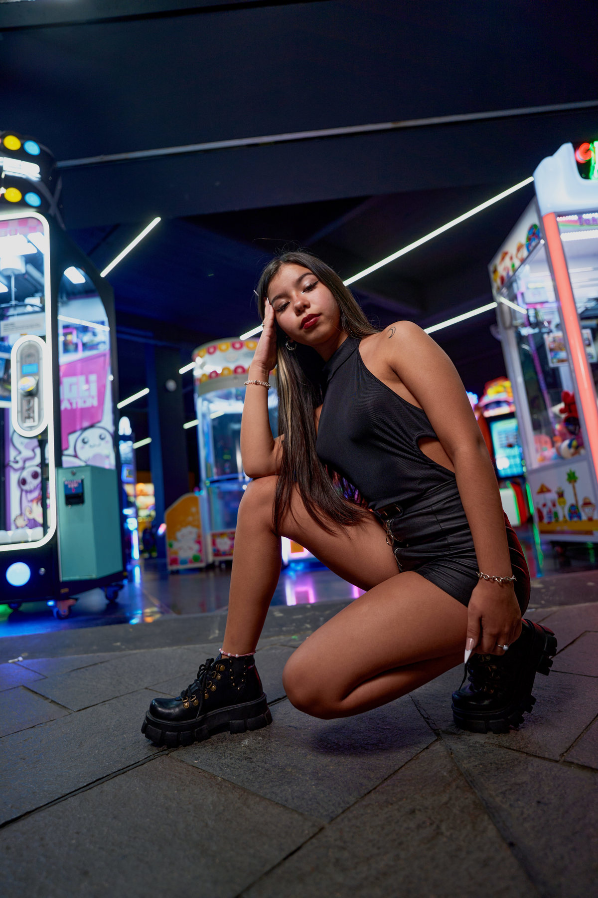 fotografia de 15 años en sala de videojuegos urbana